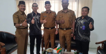 Wabup Pasaman Sabar AS foto bersama jajaran Kesbangpol Pasaman saat melakukan kunjungan silaturahmi ke kantor itu, Selasa (3/10/2023).