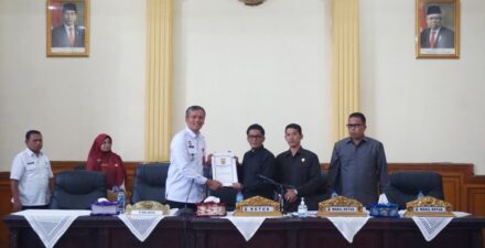 Pj.Walikota Pariaman Dengarkan Pandangan Umum Fraksi Terhadap Nota Keuangan Tentang RAPBD TA 2024