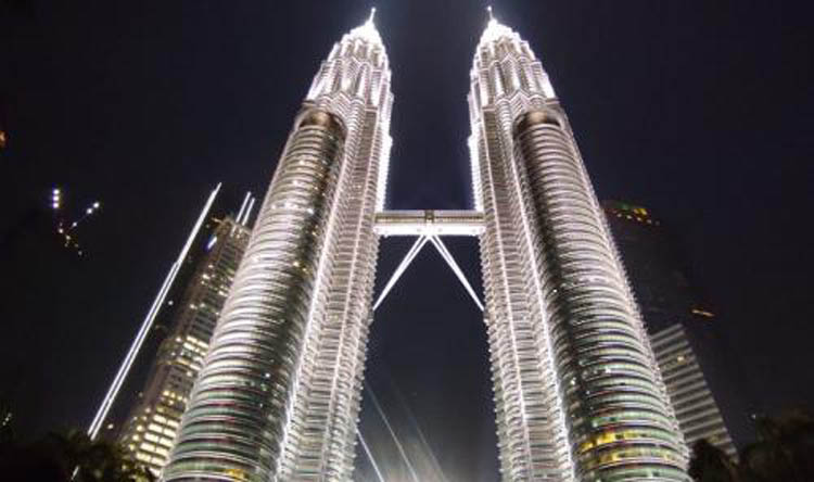 Biaya pembangunan Menara Petronas.