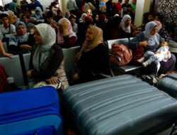 Dengan Jalan Kaki Ribuan Warga Gaza Palestina Terpaksa Mengungsi