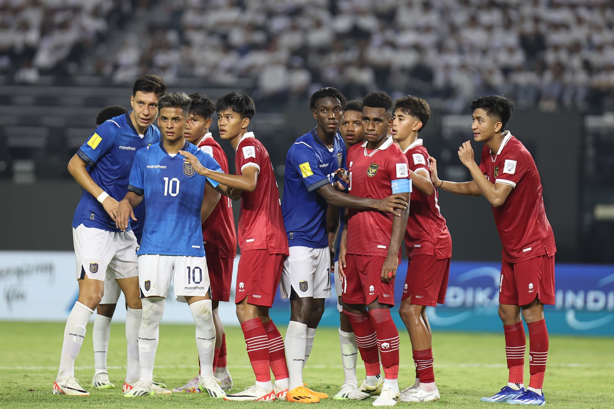 Iqbal Gwijangge (ban kapten berwarna biru) menegaskan Timnas Indonesia U-17 masih punya banyak kekurangan.