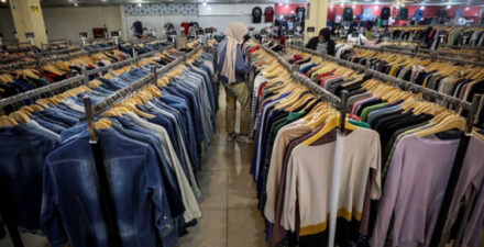 Baju bekas impor.