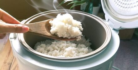 Pemerintah bagikan rice cooker gratis.