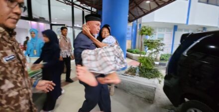 Momen Haru: Gubernur Sumatera Barat Menggendong Ibu Pulang dari RSUP Dr M Djamil Padang