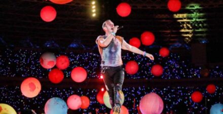 Dampak konser Coldplay terhadap ekonomi Indonesia.