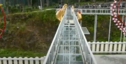 Ilustrasi jembatan kaca.