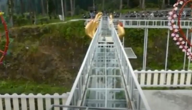 Ilustrasi jembatan kaca.