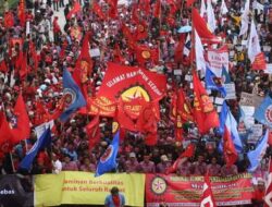 Buruh Tolak UMP Jakarta 2024 Cuma Naik Rp165 Ribu, Bakal Mogok Kerja!