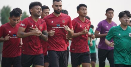 Jordi Amat dan para pemain Timnas Indonesia di sesi latihan bersama.