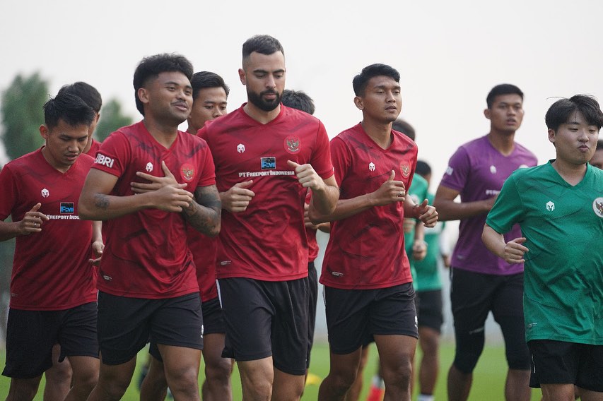 Jordi Amat dan para pemain Timnas Indonesia di sesi latihan bersama.