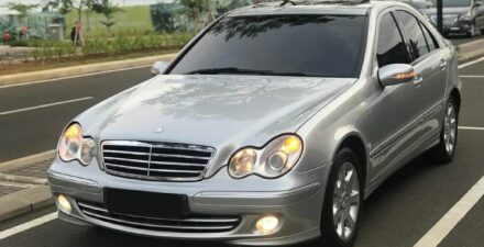 Ilustrasi pajak mobil Mercedes Benz V Class.