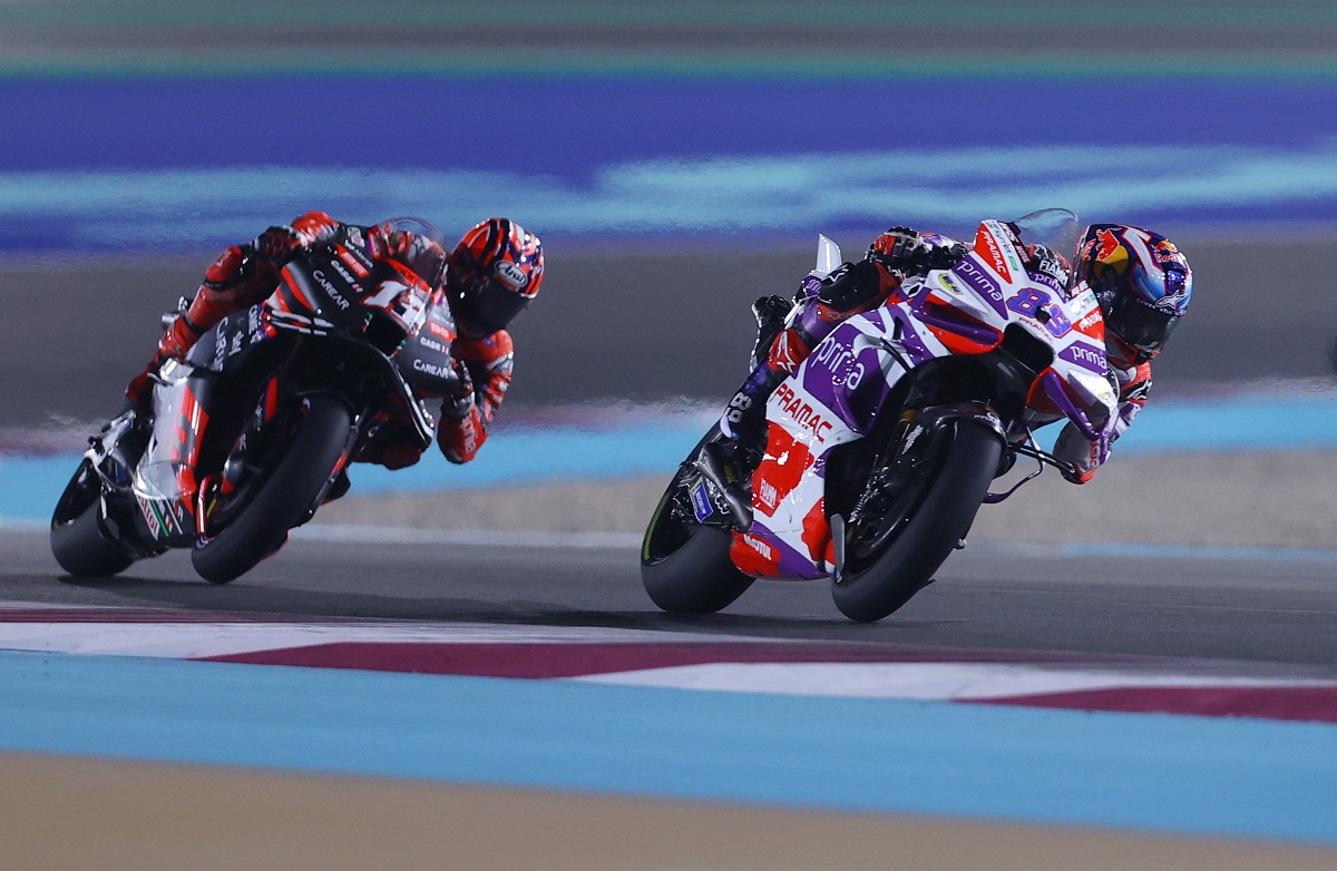 Jorge Martin sulit dilewati Fabio Di Giannantonio dalam sprint race MotoGP Qatar 2023.