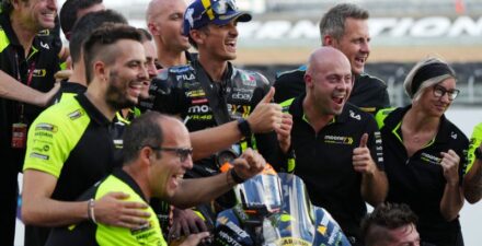 Luca Marini berfoto bersama tim Mooney VR46.