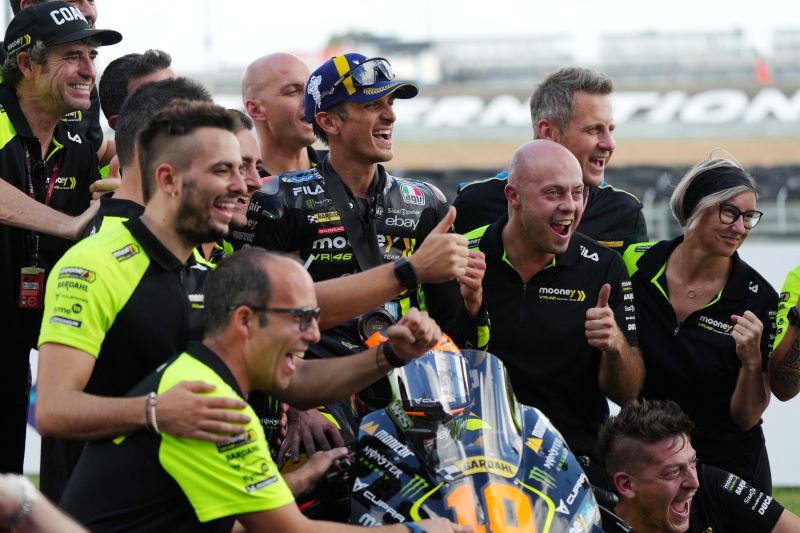 Luca Marini berfoto bersama tim Mooney VR46.