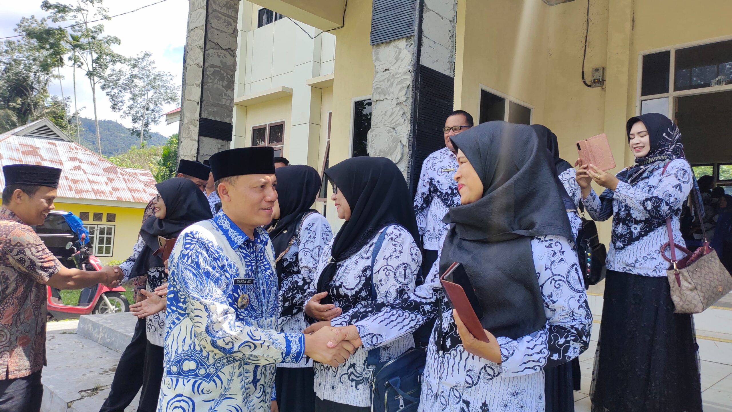 Plt Bupati Pasaman Sabar AS memberi sambutan dalam peringatan HUT PGRI dan HGN ke-78 tingkat Kecamatan Rao Utara, Kamis (16/11/2023).