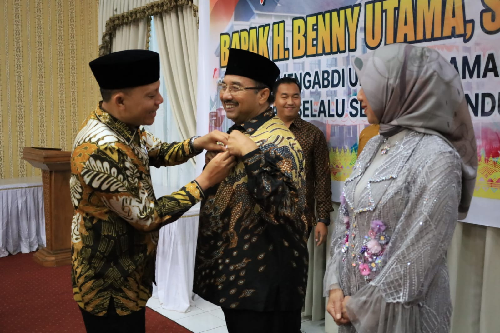 Wabup Pasaman Sabar AS memberi kata sambutan dalam acara perpisahan dengan Bupati Benny Utama di Lubuk Sikaping, Kamis (2/11/2023) malam.