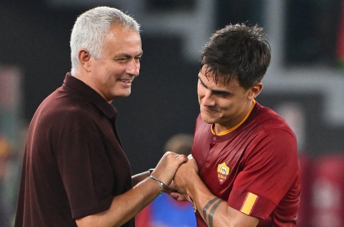 Jose Mourinho dan Paulo Dybala.