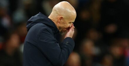 Erik ten Hag dikritik dari berbagai arah seiring jebloknya hasil-hasil Manchester United.