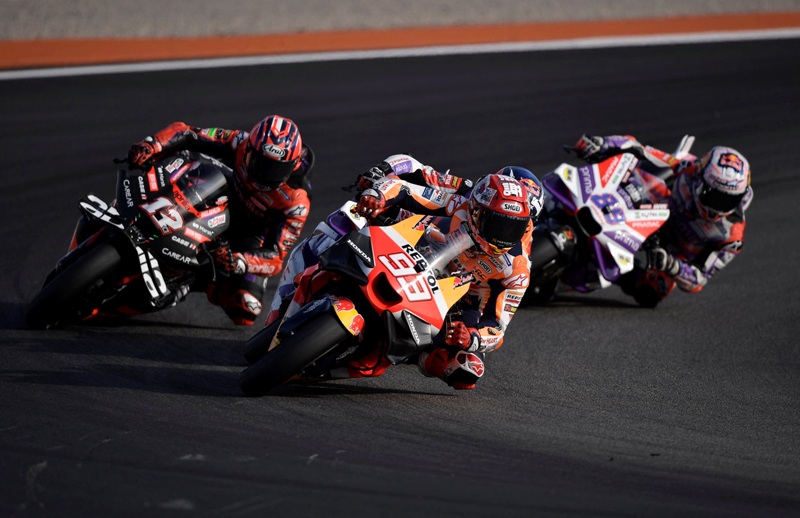 Maverick Vinales (12) melaju berbarengan Marc Marquez (93) dan Jorge Martin (89) pada balapan MotoGP Valencia 2023.