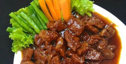 Bistik daging untuk makan siang.