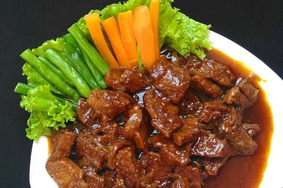 Bistik daging untuk makan siang.
