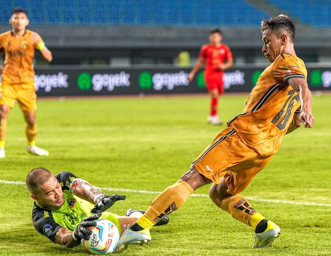 Gol Osvaldo Haay dianulir ketika Bhayangkara FC menghadapi Persija Jakarta.