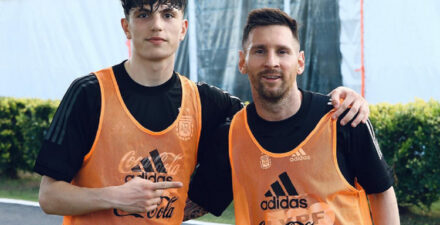 Alejandro Garnacho bersama Lionel Messi.