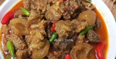 Gulai cincang kikil untuk makan siang.