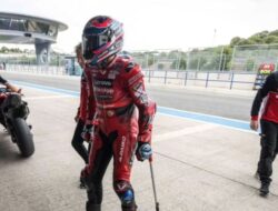 Michele Pirro, Test Rider Ducati, Jalani Tes Meski Masih Pakai Kruk