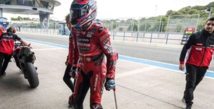 Michele Pirro rela berjalan dengan kruk demi melakukan tes tertutup.