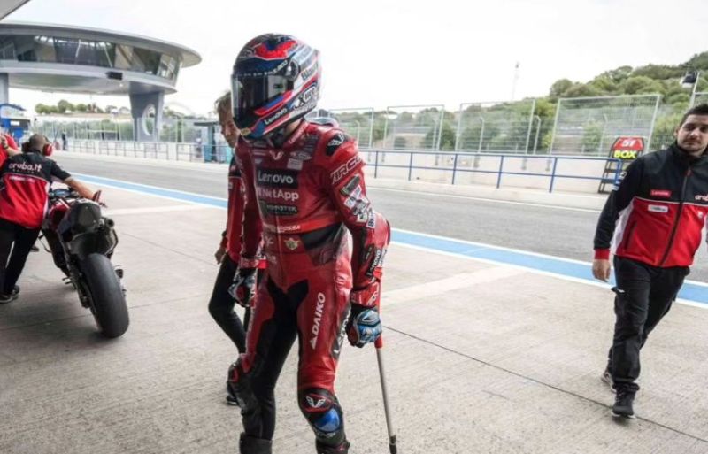 Michele Pirro rela berjalan dengan kruk demi melakukan tes tertutup.