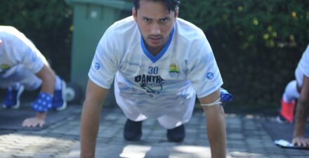Ezra Walian kala membela Persib Bandung.