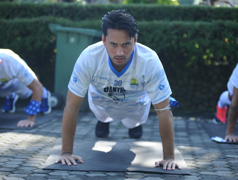Ezra Walian kala membela Persib Bandung.
