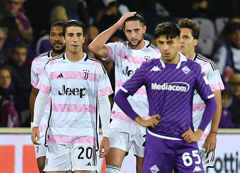 Juventus unggul 1-0 atas Fiorentina di babak pertama.