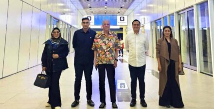 Dr. Risti Yuni Lestari, MBA saat memperkenalkan kereta cepat Indonesia kepada Perdana Menteri (PM) Malaysia ke-9 Dato’ Sri Ismail Sabri Yaakob. (Dok. Istimewa)