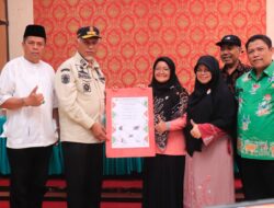 Gubernur Sumbar Mahyeldi Serahkan Bantuan Pertanian Progul