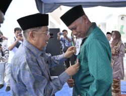 Ketum PMI Jusuf Kalla Sematkan Penghargaan Satya Lencana PMI untuk Gubernur Sumbar Mahyeldi Ansharullah