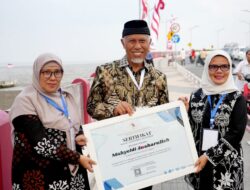 Gubernur Mahyeldi Terima Penghargaan dari KKP RI Berkat Komitmen dalam Pengelolaan Sampah Laut di Sumbar