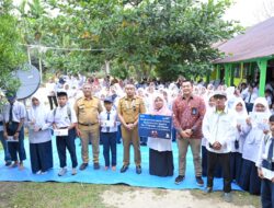 Wagub Audy dan Bank Mandiri Salurkan Bantuan PIP untuk Kebutuhan Pendidikan Pelajar di Mentawai