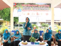 Ny Lasta Jasman Serahkan Bantuan Bibit Tanaman Kepada Kelompok Dasa Wisma Payakumbuh