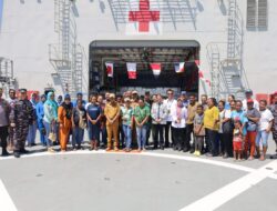 Sukseskan Sail Teluk Cenderawasih 23, TNI AL Gelar Bakti Sosial Diatas Kapal Perang