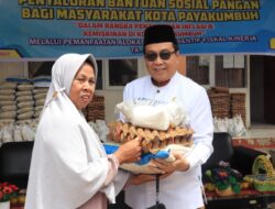 Ratusan Warga Payakumbuh Dapat Bansos, Diserahkan Langsung Oleh Pj Wako Jasman