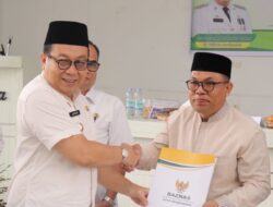 Pj Wako Jasman Serahkan SK dan Sertifikat Pengurus  UPZ