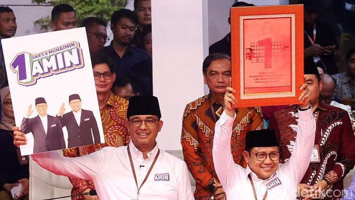 Anies-Amin memperagakan nomor urut Pilpres.