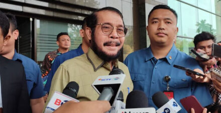 Anwar Usman ketika diwawancarai wartawan.