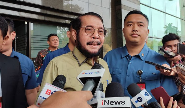 Anwar Usman ketika diwawancarai wartawan.
