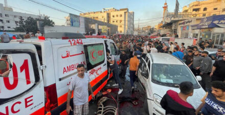 Ambulans sibuk mengangkut jenazah dan warga Palestina terluka akibat serangan biadab Israel ke warga sipil.