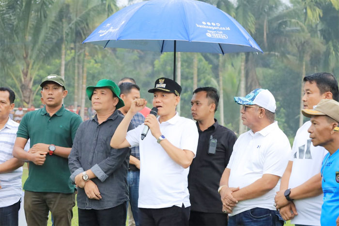 Bupati Pasaman Sabar AS ketika menutup Open Turnamen Sepakbola OTM III Cup di lapangan sepakbola Kampuang Tabek, Jorong Kampuang Tabek, Nagari Malampah Barat, Kecamatan Tigo Nagari, Sabtu (4/11/2023).