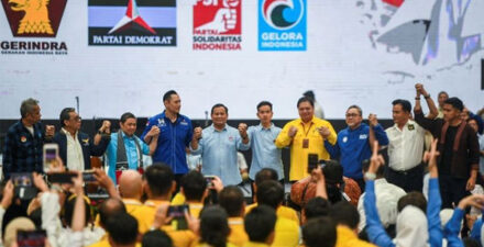 Bakal calon presiden Prabowo Subianto (kelima kiri) dan bakal calon wakil presiden Gibran Rakabuming Raka (kelima kiri) bergandengan tangan dengan sejumlah ketua umum parpol Koalisi Indonesia Maju saat mengumumkan tim kampanye nasional (TKN). (dok.kompas.com)