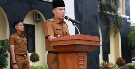 Sabar AS memimpin apel pagi perdana dalam kapasitasnya sebagai Bupati Pasaman, Senin (6/11/2023).